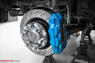 Полное преображение Toyota Land Cruiser Prado: черные диски и ярко-голубые суппорты