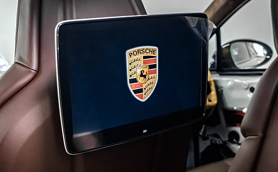 Porsche Cayenne: монтаж мониторов на спинки передних сидений