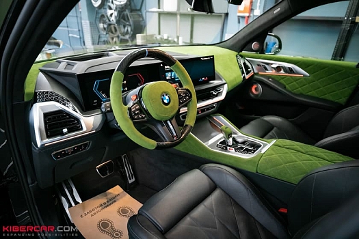 Перешив салона и руля с добавлением карбона на BMW XM: яркий интерьер в стиле автомобиля