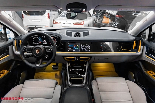 Кастомная подсветка салона Porsche Cayenne: новые световые акценты и управление через штатную систему