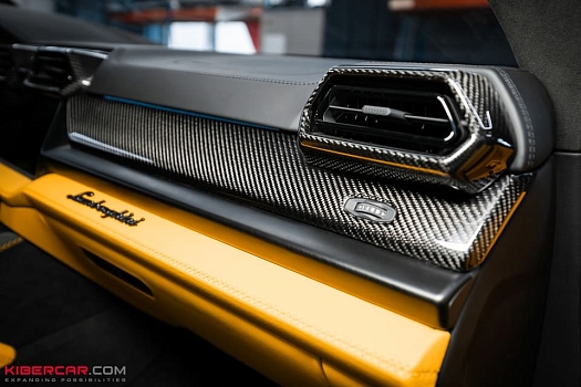 Ламинация карбоном в салоне Lamborghini Urus