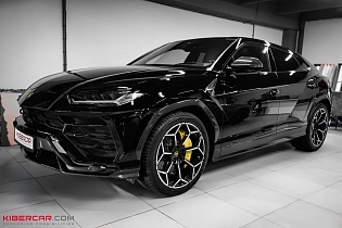 Оклейка Lamborghini Urus цветной полиуретановой пленкой с проемами: глубокий черный глянец вместо серого
