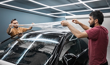 Audi A6: оклейка глянцевой полиуретановой пленкой