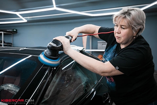 Полировка и керамическое покрытие для BMW 8: идеальный уход за черным кузовом