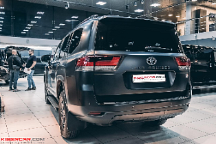 Toyota Land Cruiser 300: оклейка антигравийной пленкой