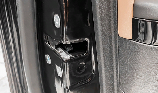 Доукомплектация дверей Kia Mohave штатными доводчиками